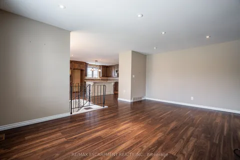7623 Rainbow Crescent, Niagara Falls, ON L2G 7K5