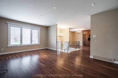 7623 Rainbow Crescent, Niagara Falls, ON L2G 7K5