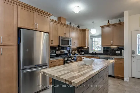 374 George Street, ON N5L 1G4