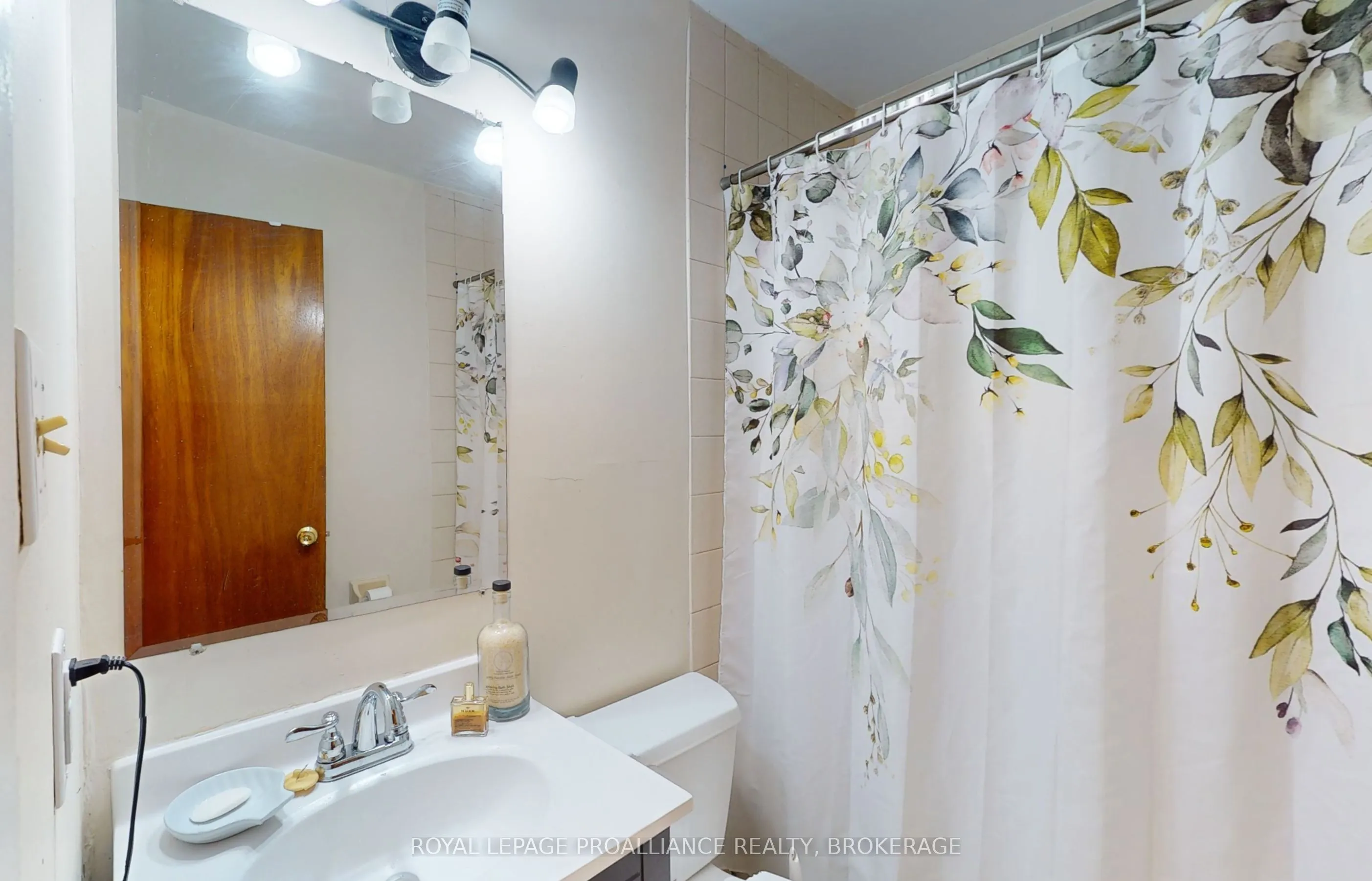 271-273 Rideau Street, ON K7K 3A7