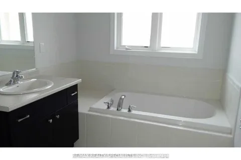 7 Lakelawn Road, ON L3M 0E9