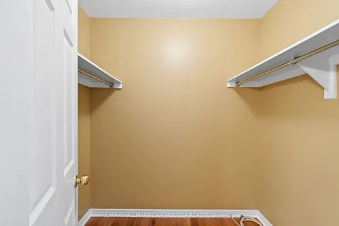11 Highmont Court, ON K2T 1B3