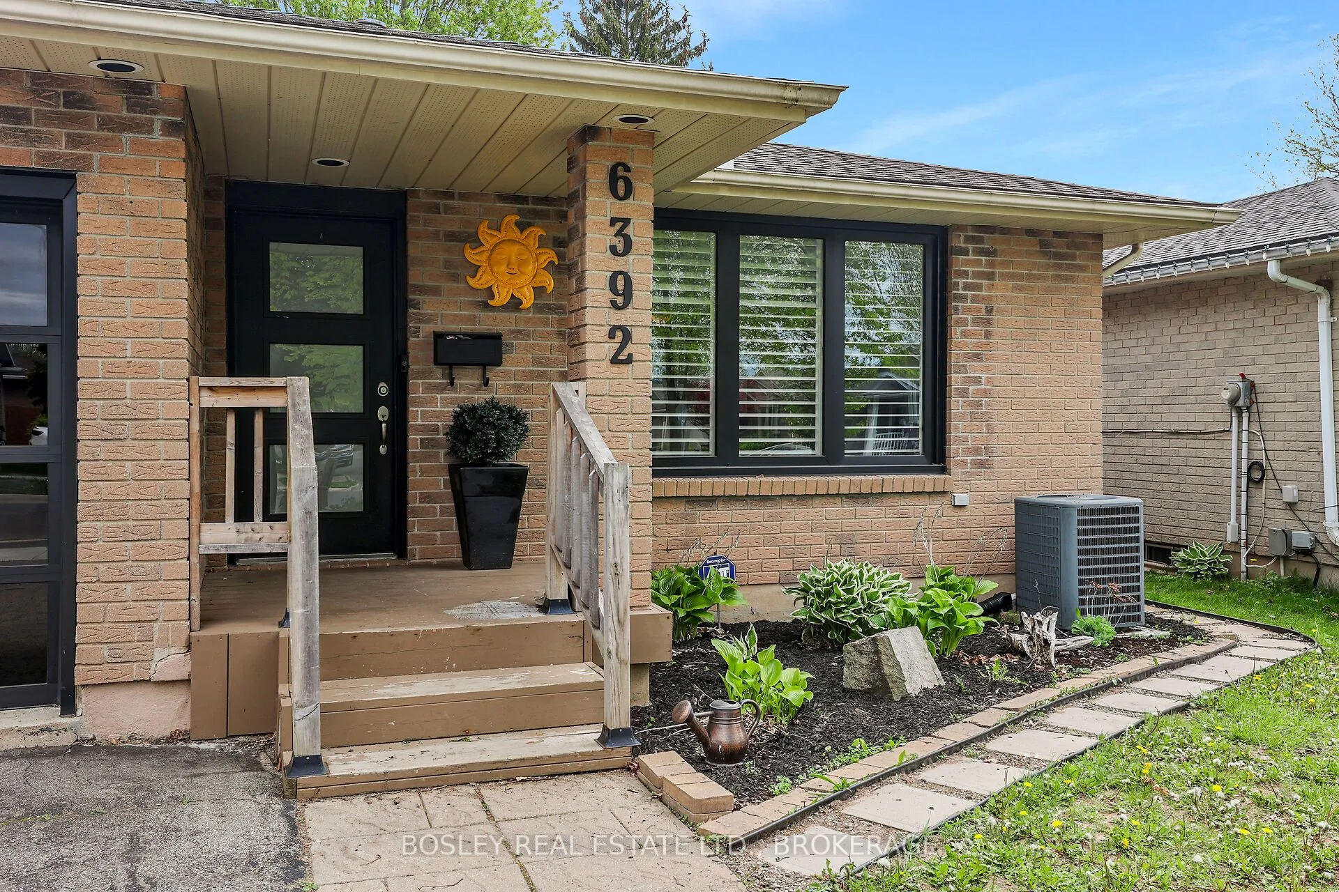 6392 Charnwood Avenue, Niagara Falls, ON L2H 2H2