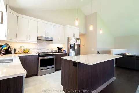 10 Eastman Gateway N/A, ON L2V 0E2