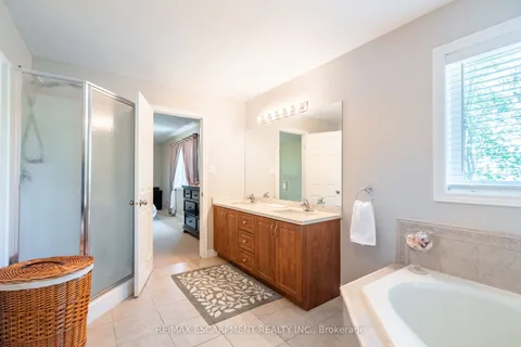 24 Edgecroft Crescent, ON L8J 3Y6