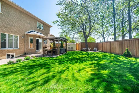 24 Edgecroft Crescent, ON L8J 3Y6