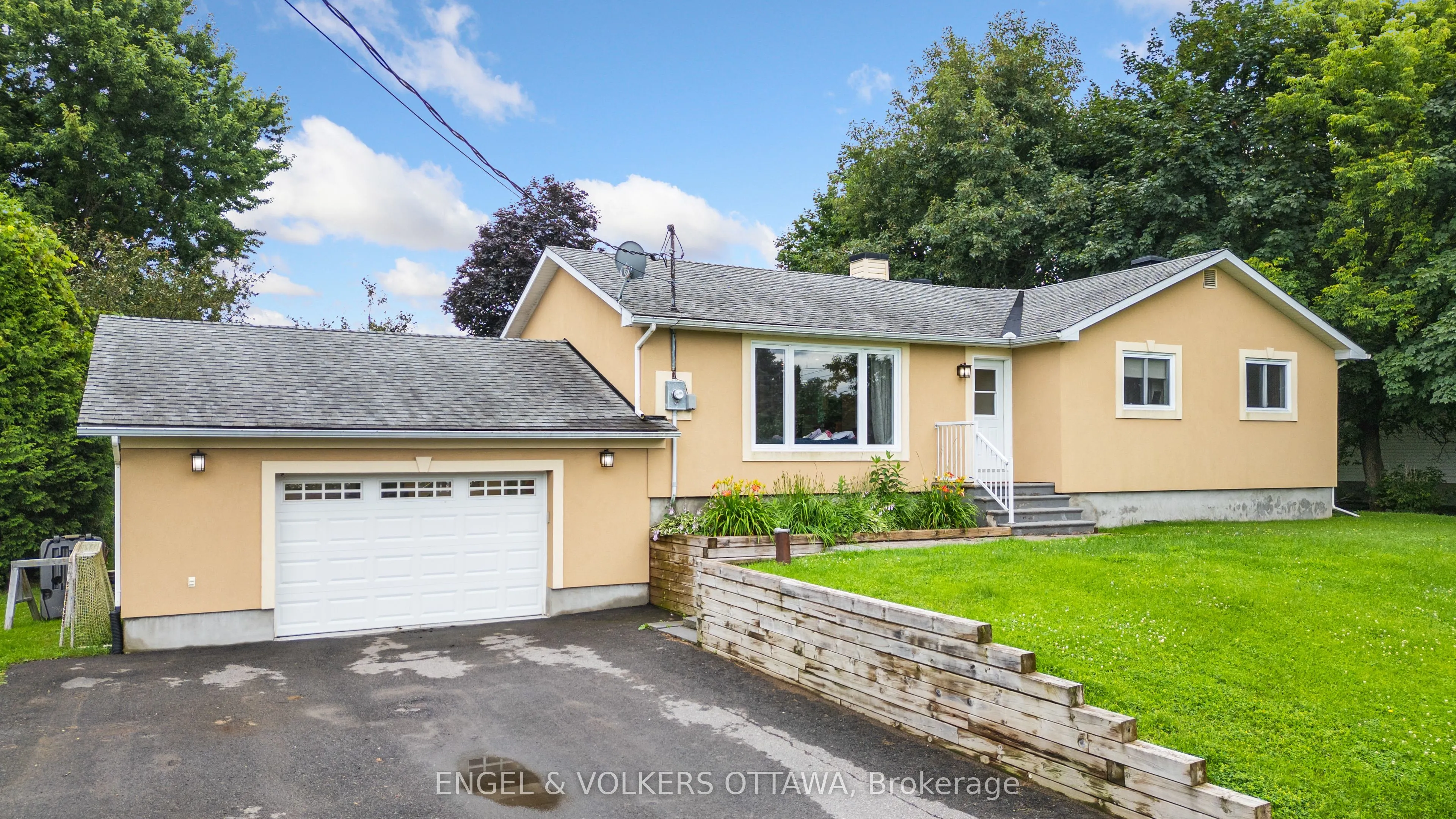 5 Murphy Court, ON K2W 1B7