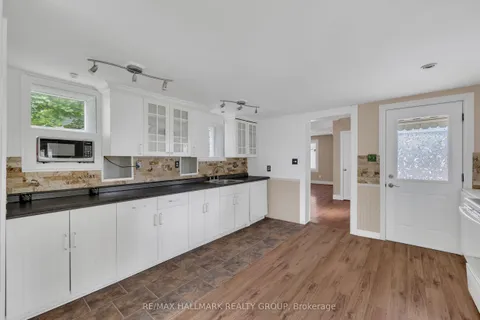 118 Wellington Street, Gananoque, ON K7G 1B7