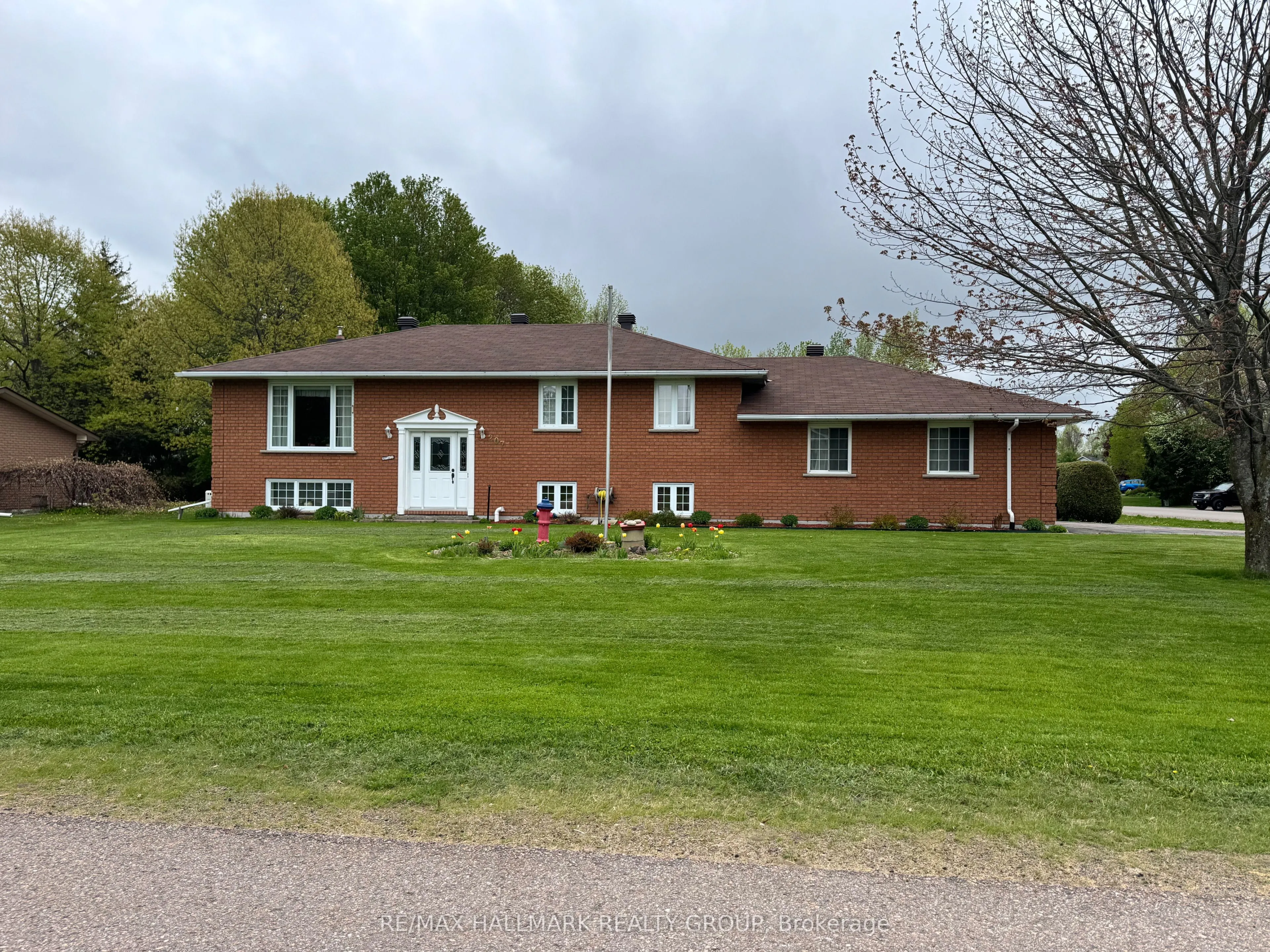 207 Martha Avenue, Laurentian Valley, ON K8B 1B4