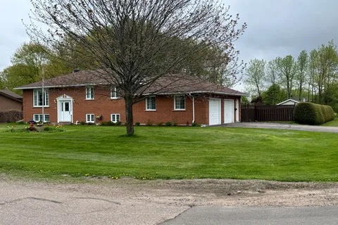 207 Martha Avenue, Laurentian Valley, ON K8B 1B4