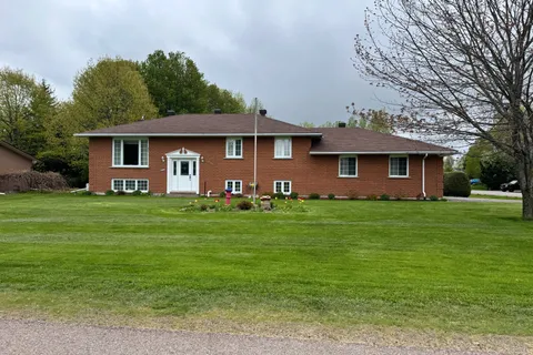 207 Martha Avenue, Laurentian Valley, ON K8B 1B4