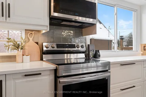 18 Flanders Avenue, ON L2M 5X3