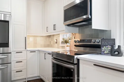 18 Flanders Avenue, ON L2M 5X3