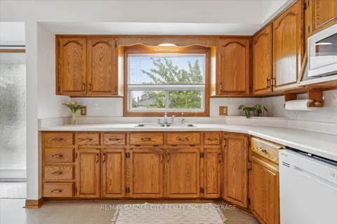 8 Pamela Drive, ON L2V 2X8