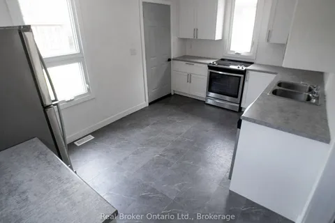 10 Albemarle Street, ON L8L 7G3