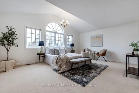 8 Hackney Court, ON L9K 1M3