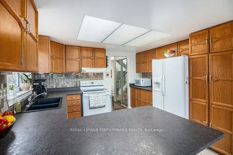27 Briermoor Crescent, ON K1T 3G7