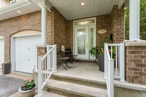 709 Melbourne Avenue, ON K2A 1X4