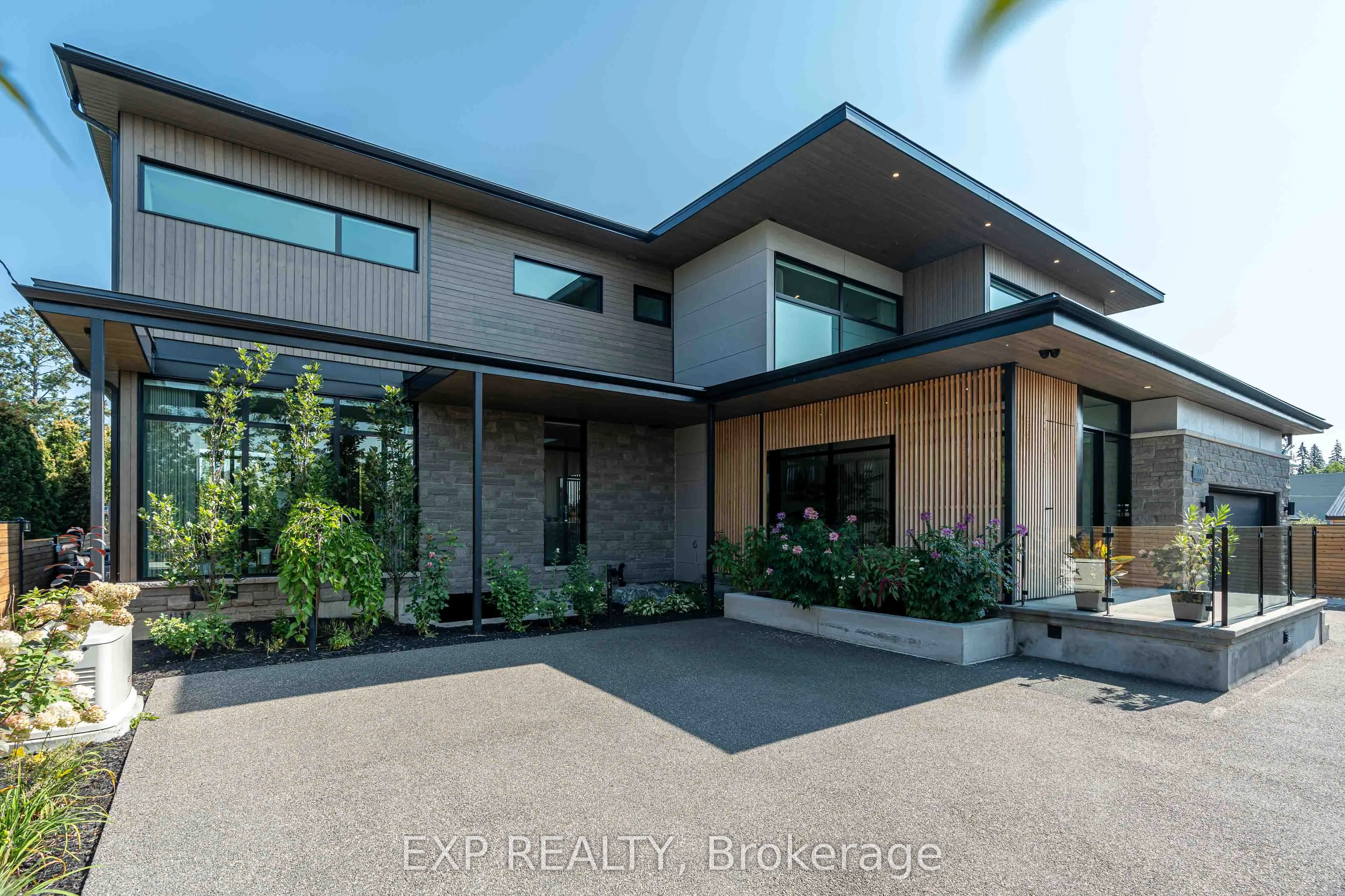 1979 Prince Of Wales Drive, ON K2C 3J7