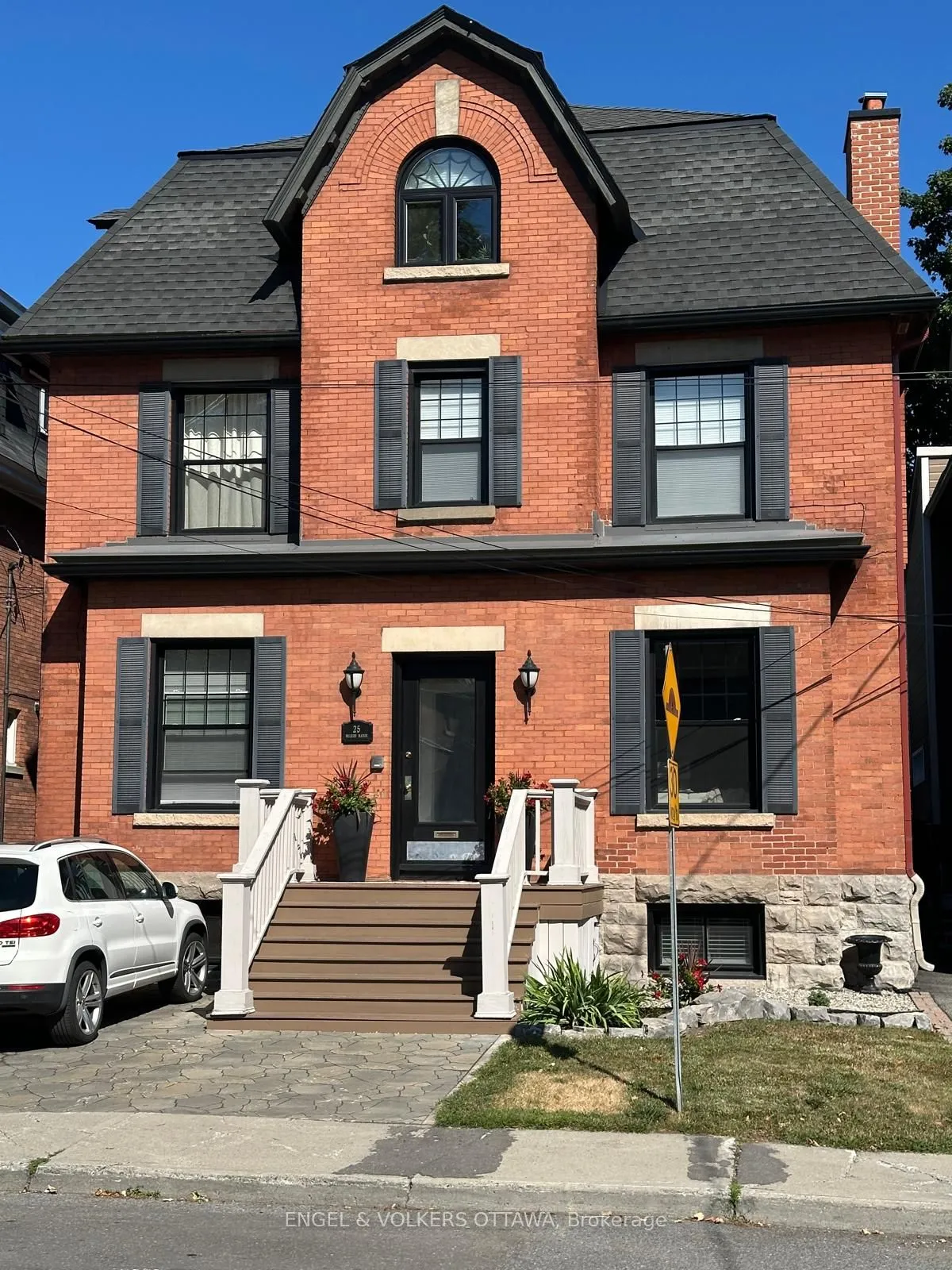 25 Mcleod Street, ON K2P 0Z4