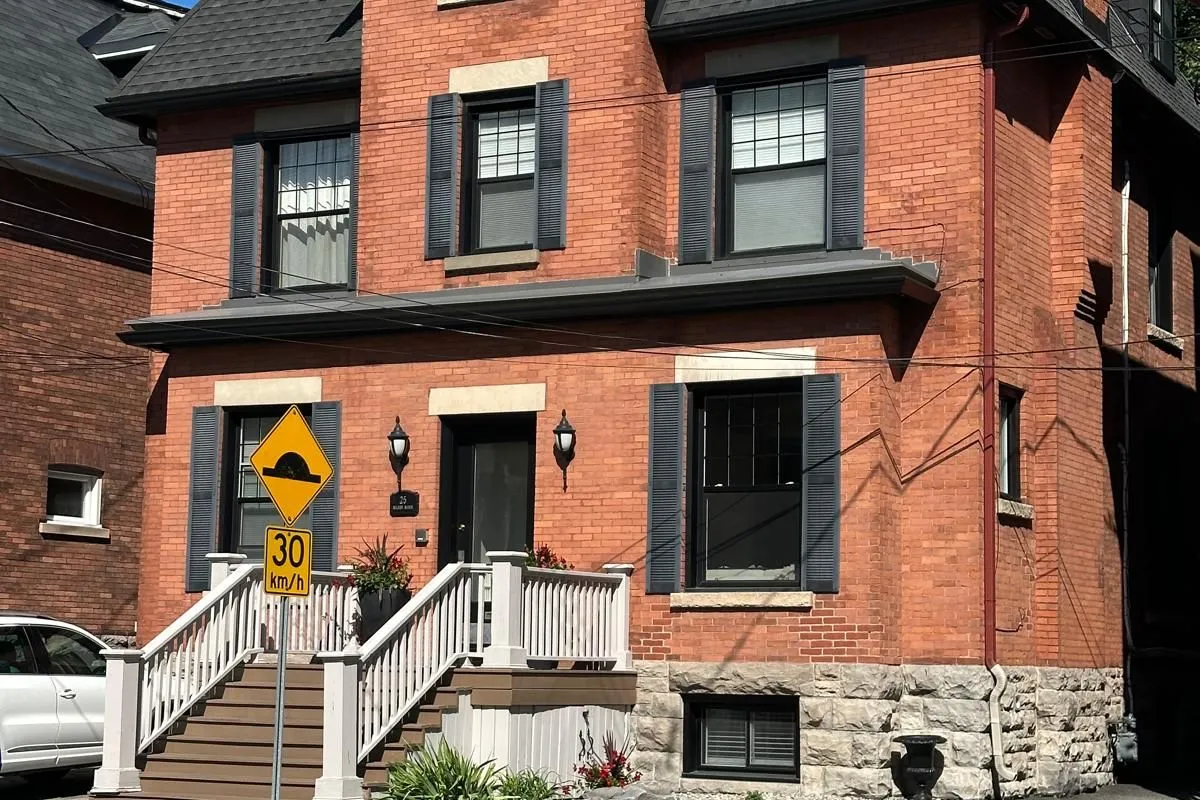 25 Mcleod Street, ON K2P 0Z4