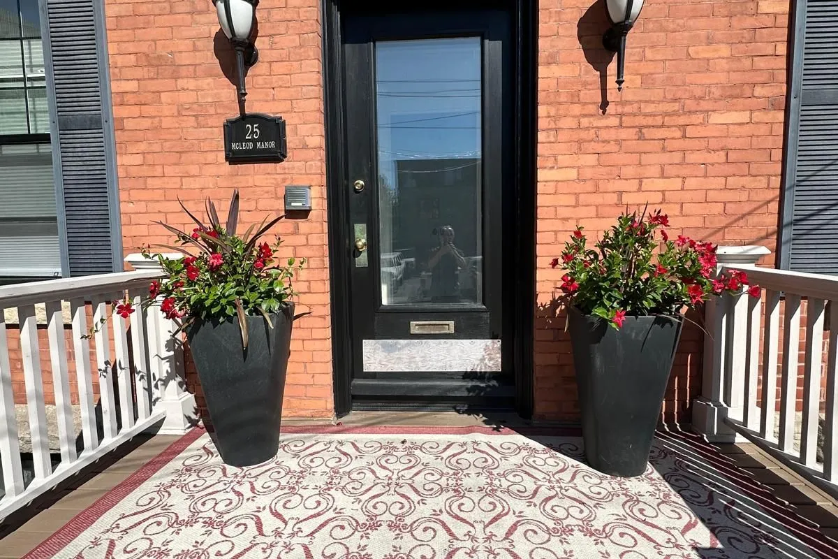 25 Mcleod Street, ON K2P 0Z4