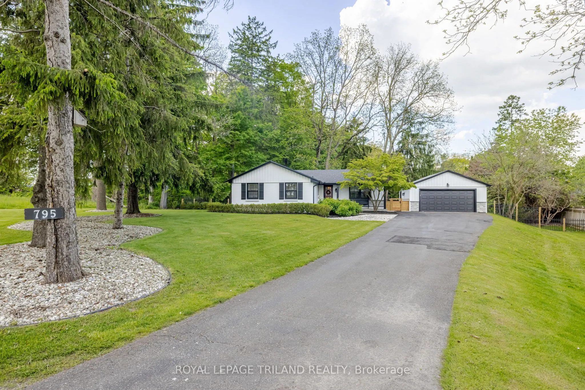 795 Commissioners Road, ON N6K 1C1