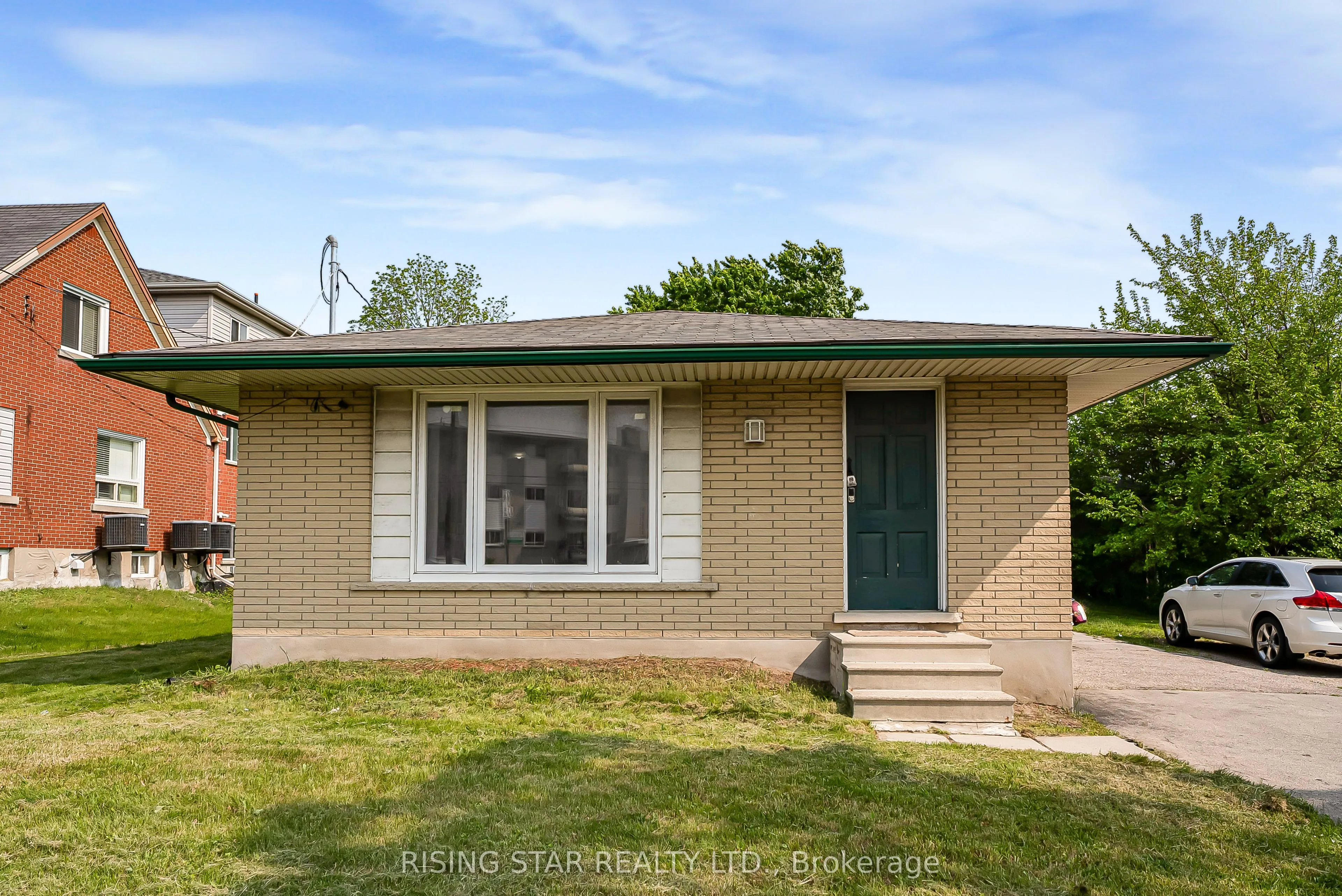 147 University Avenue, Waterloo, ON N2J 2W4