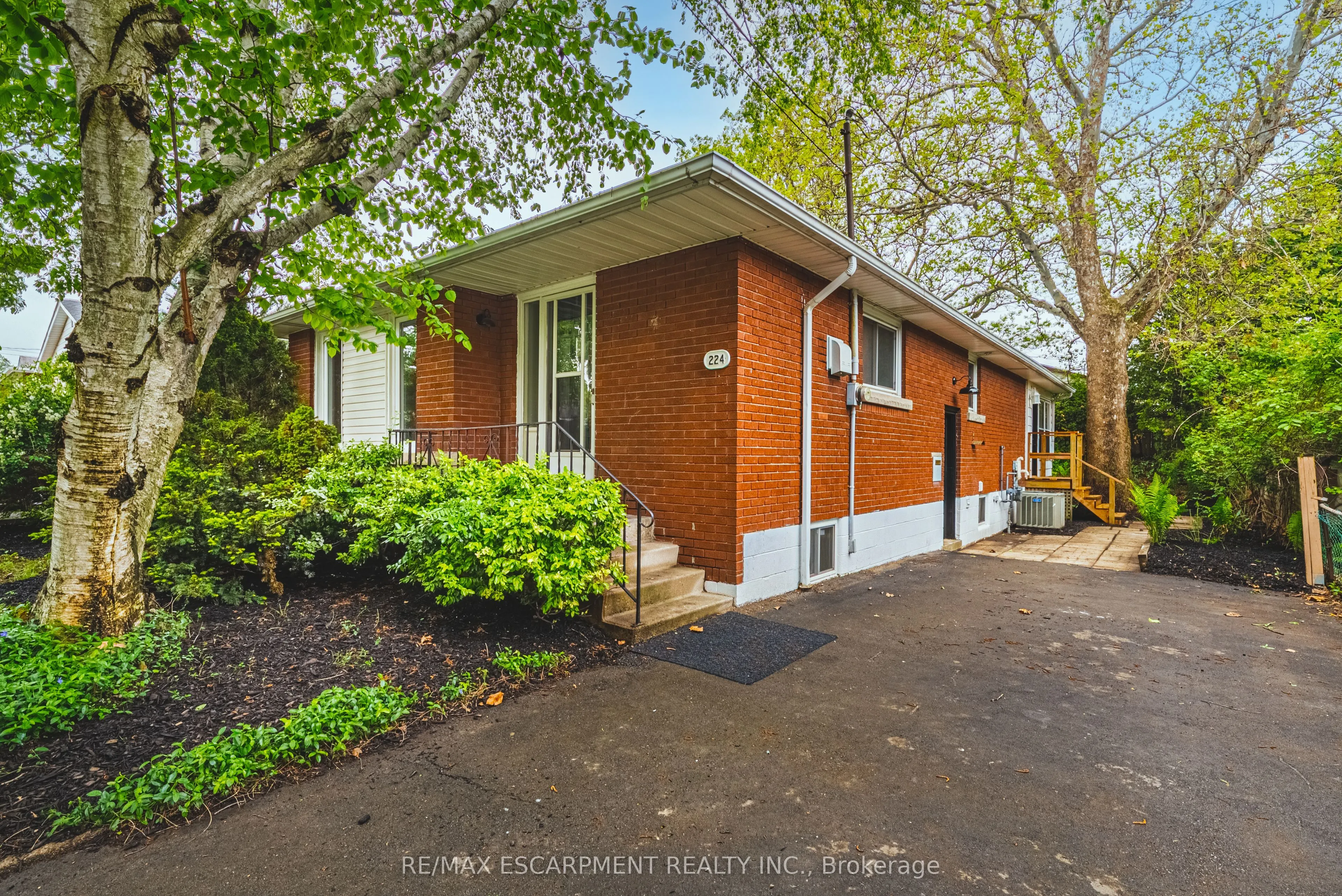 224 West 16th Street, ON L9C 4C6