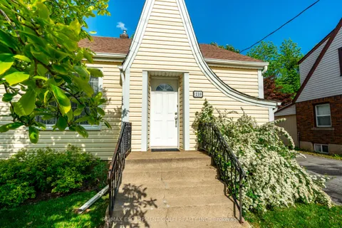 210 Vine Street, ON L2M 4S8