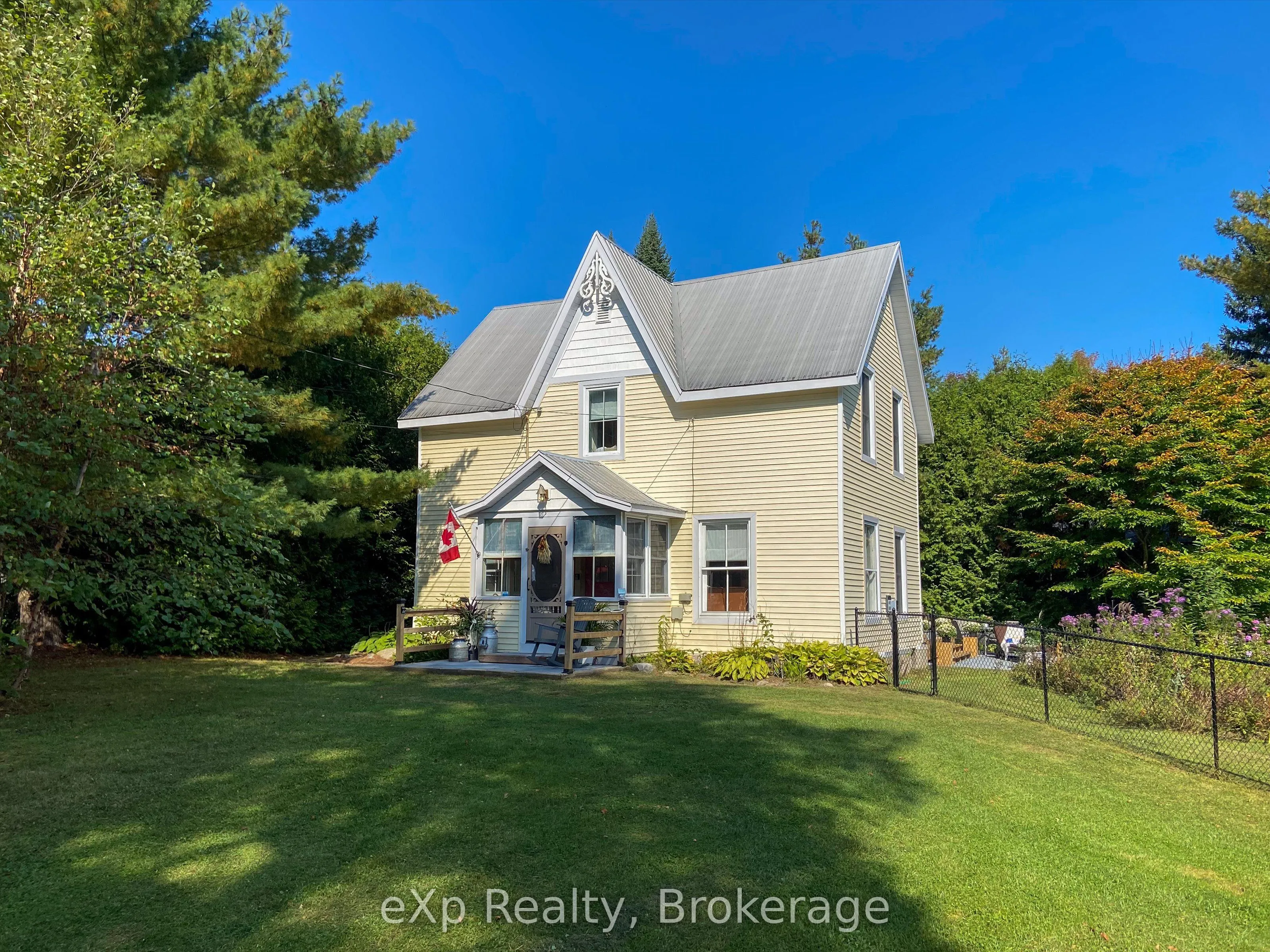 4 Spruce Street, Lake of Bays, ON P0B 1A0