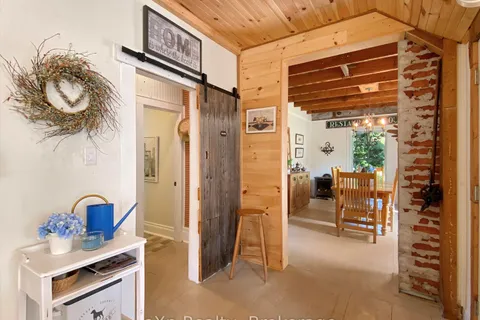 4 Spruce Street, Lake of Bays, ON P0B 1A0