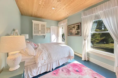 4 Spruce Street, Lake of Bays, ON P0B 1A0