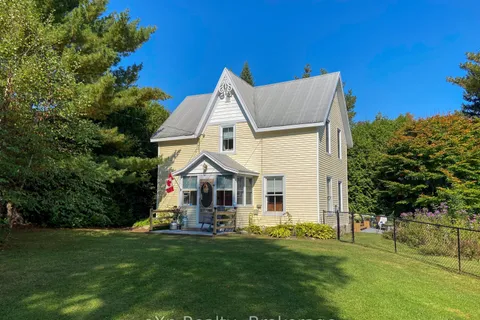 4 Spruce Street, Lake of Bays, ON P0B 1A0