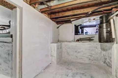 776 Quebec Street, ON N5Y 1X4