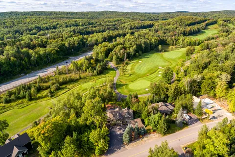 21 Deerhurst Highlands Drive, ON P1H 1B1
