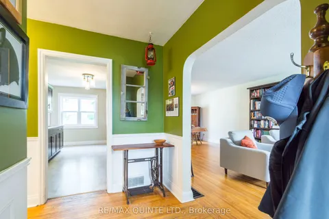 16 Macdonald Gardens, ON K8N 1H5