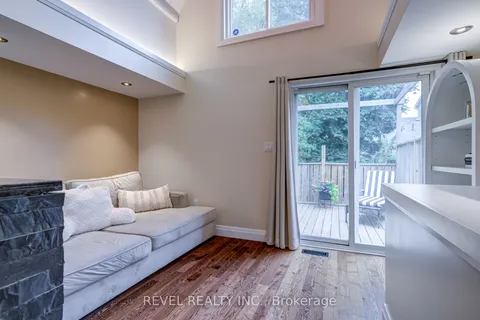 140 Sanford Avenue, Hamilton, ON L8L 5Z5
