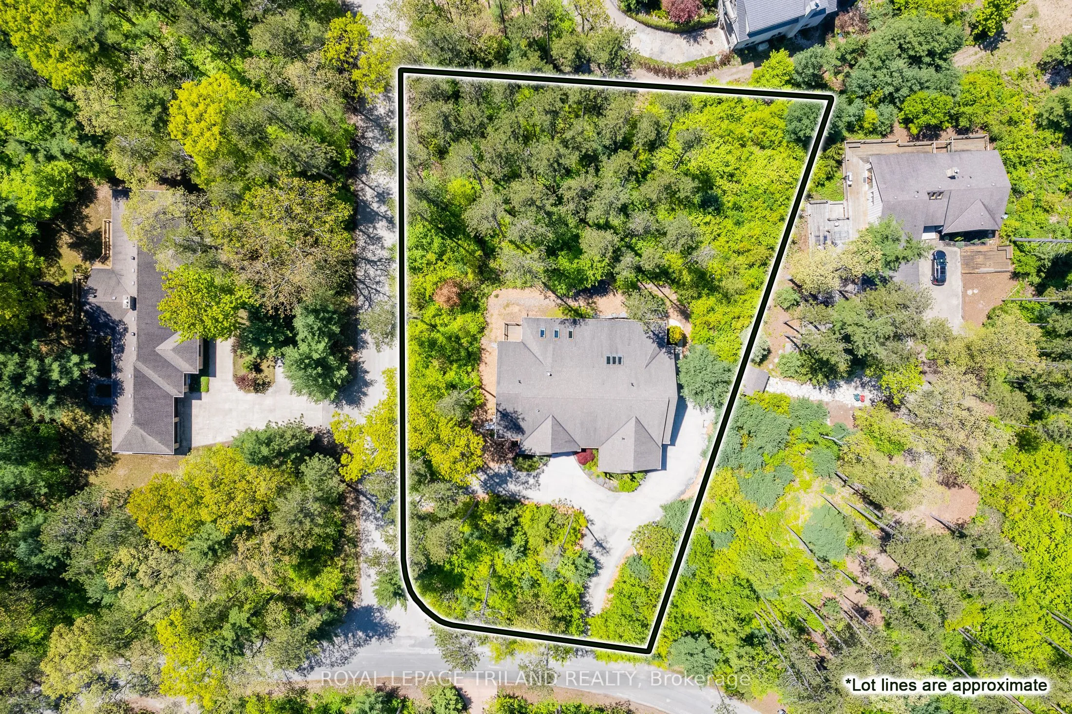 Detached kitchen at 10387 Pinetree Drive Lambton Shores