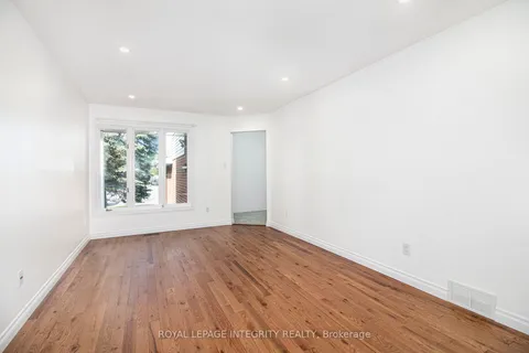 2044 Wildflower Drive, ON K1E 3R5