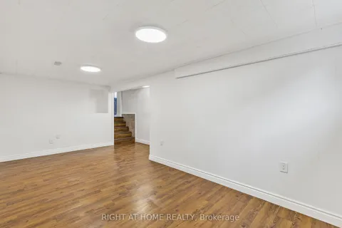 218 St Andrews Drive, ON L8K 5K3