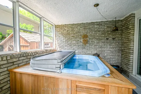 7077 Ridgewood Crescent, ON L2J 2C2