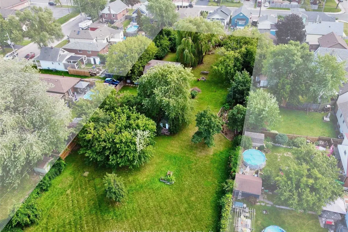 719 KNOX Avenue, ON L8H 6K7