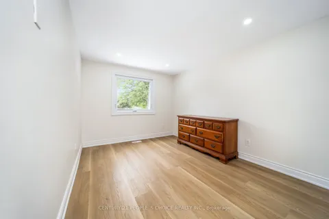 106 QUEENSDALE Crescent, ON N1H 6W3