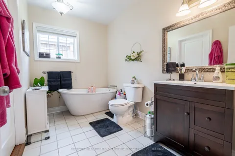 16 WELLANDVALE Drive, ON L3C 7C4