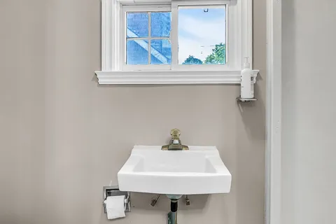 427 Indian Road, ON N9C 2M3