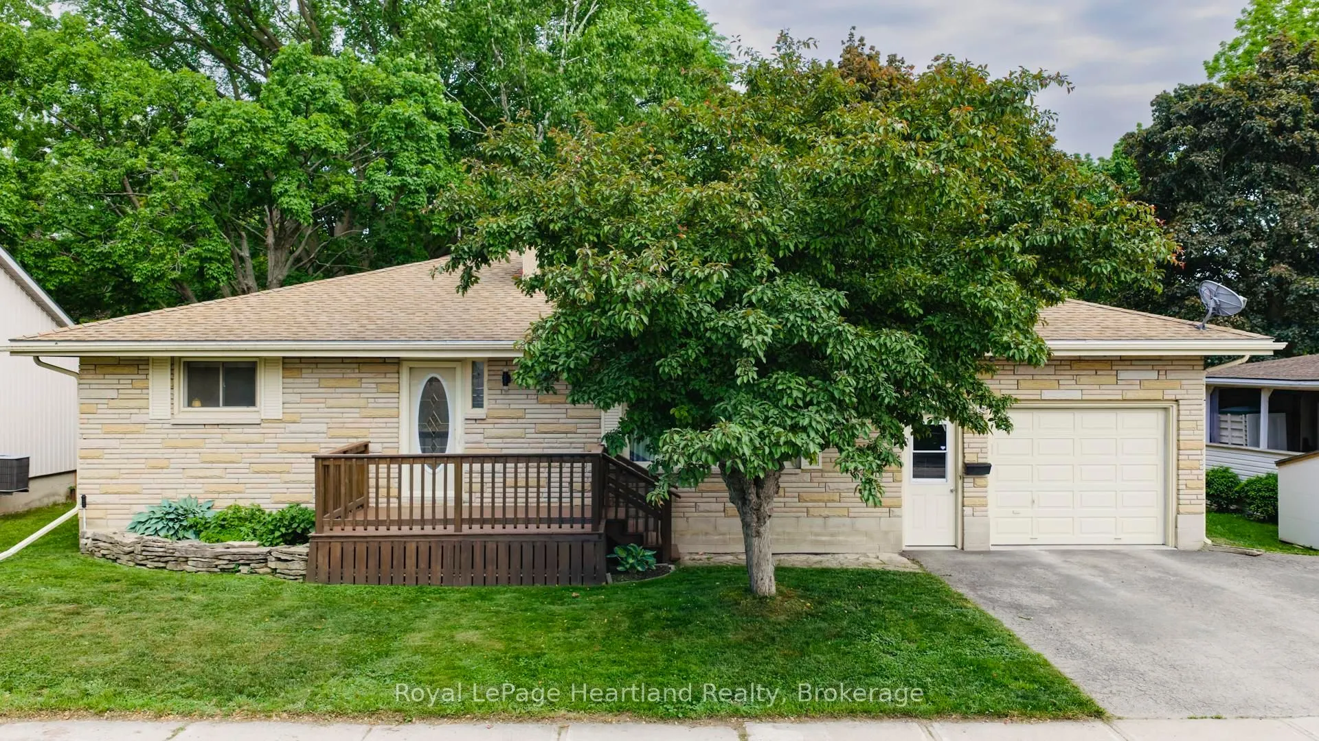 106 Oxford Street, ON N7A 1E4