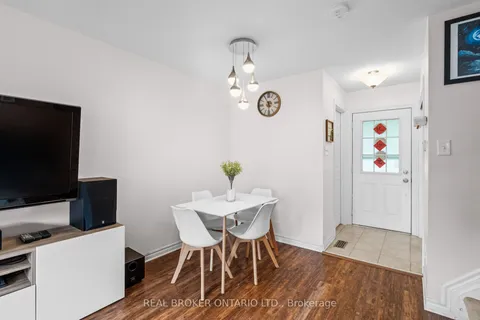 427 Vendevale Avenue, ON K2S 0M6