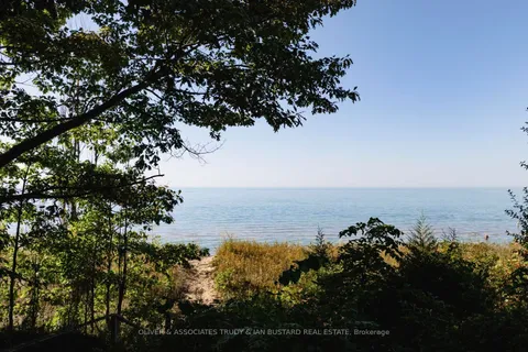 33 Lakeshore Drive, South Huron, ON N0M 1T0