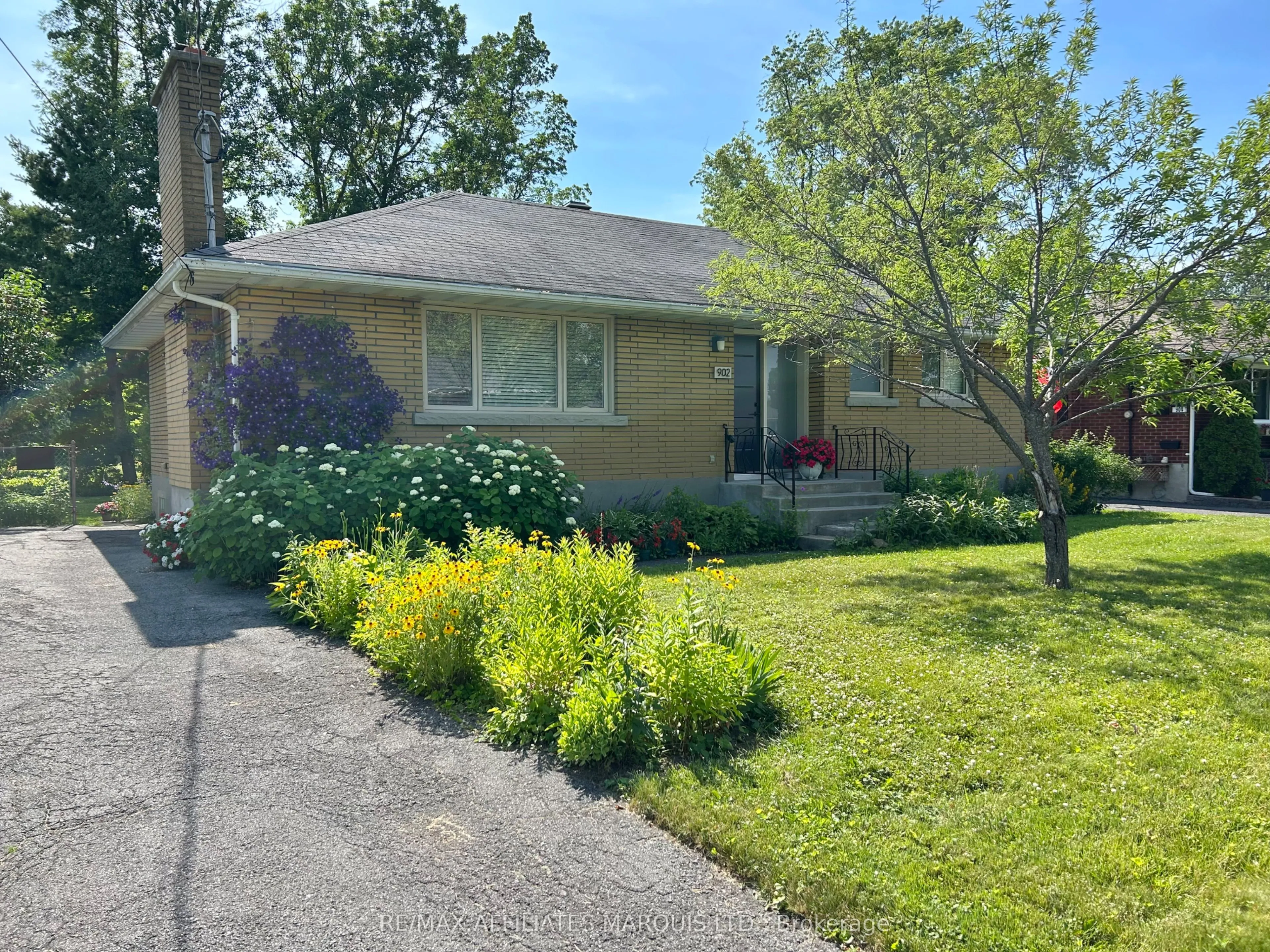 902 Pescod Avenue, ON K6J 2J7